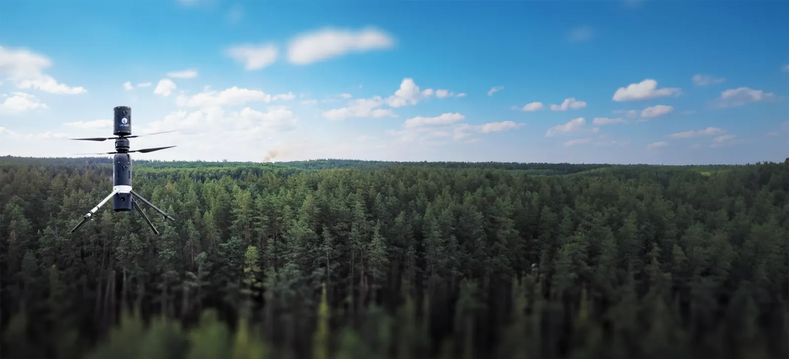 Dron de observación Silvaguard volando sobre un bosque